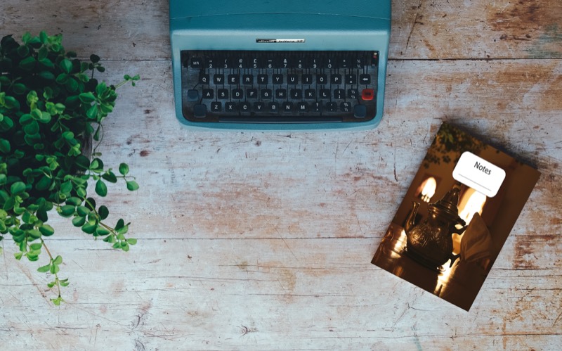 Un quaderno PaperMaker accanto a una macchina da scrivere